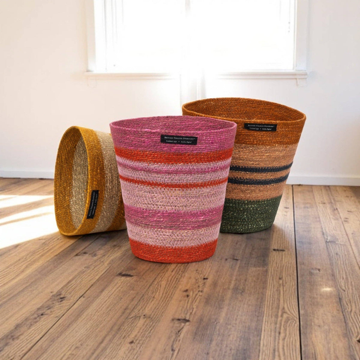 BRITISH COLOUR STANDARD Seagrass Waste Paper Basket in Guardsman / Neyron